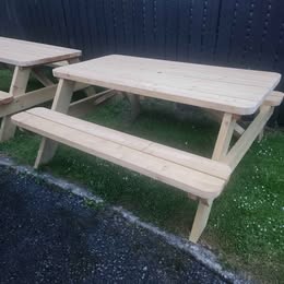Picnic table