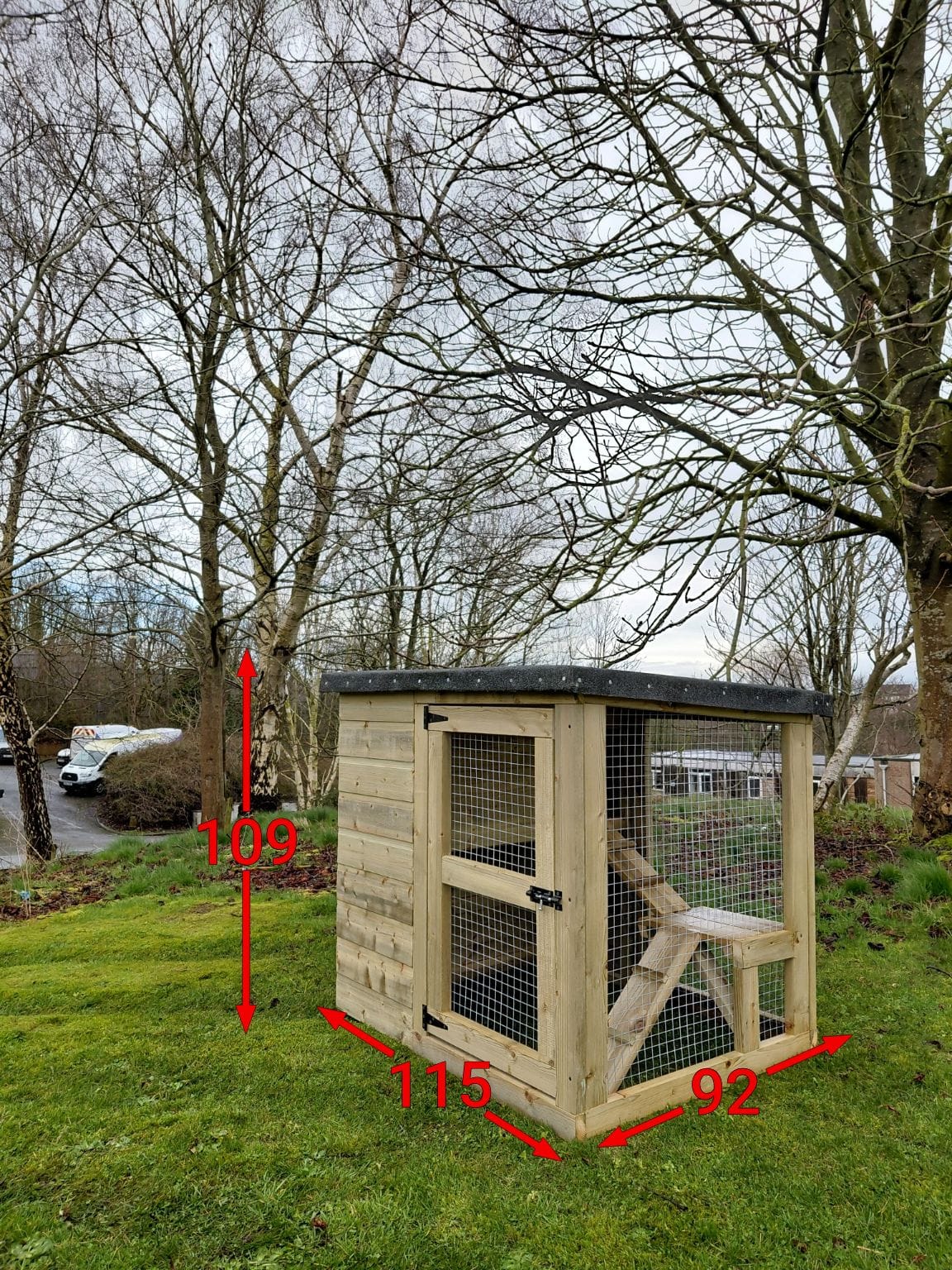 Cattery / Cat house with mesh panels