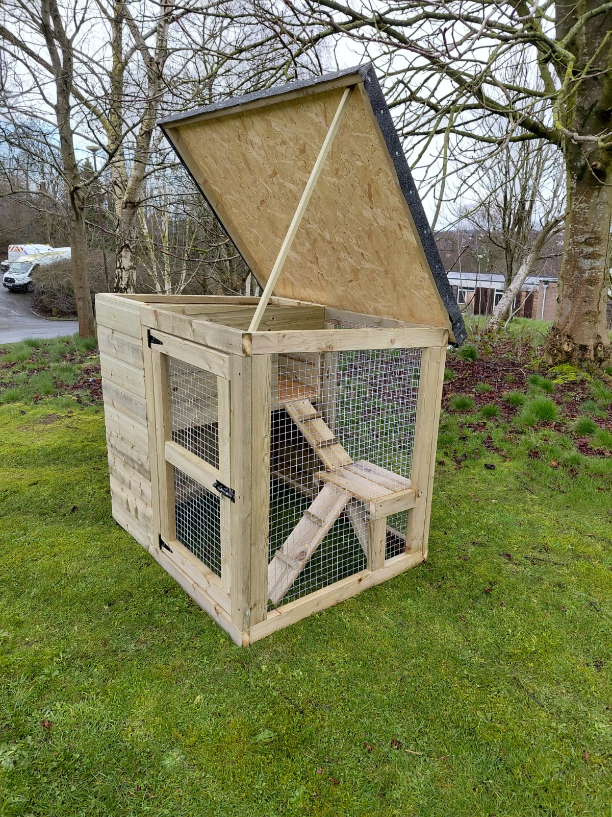 Cattery / Cat house with mesh panels