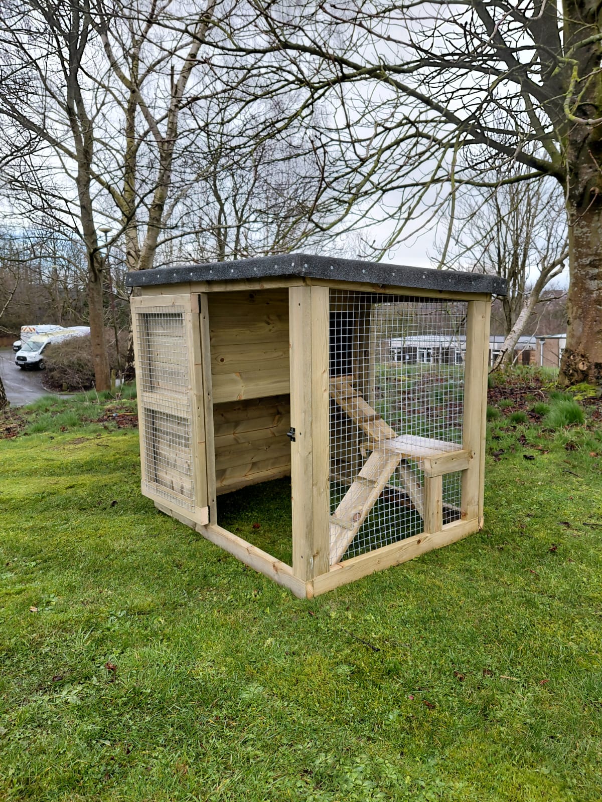 Cattery / Cat house with mesh panels