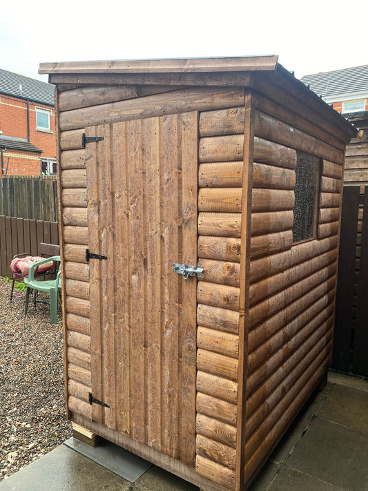Small log cabing - lean to / pent roof